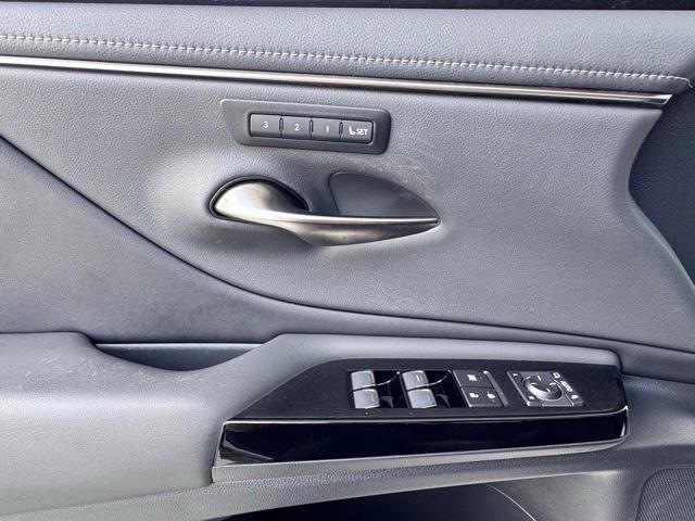 Photo of 2022 Eminent White Pearl Lexus ES 350