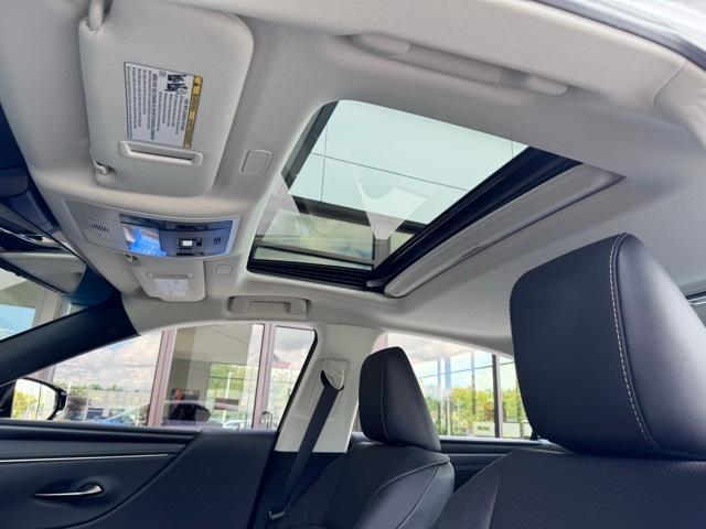 Photo of 2022 Eminent White Pearl Lexus ES 350