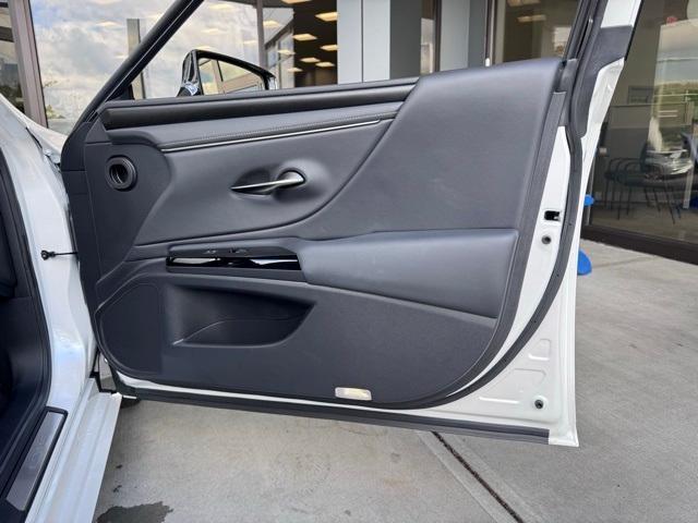 Photo of 2022 Eminent White Pearl Lexus ES 350