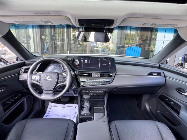 Photo of 2022 Eminent White Pearl Lexus ES 350
