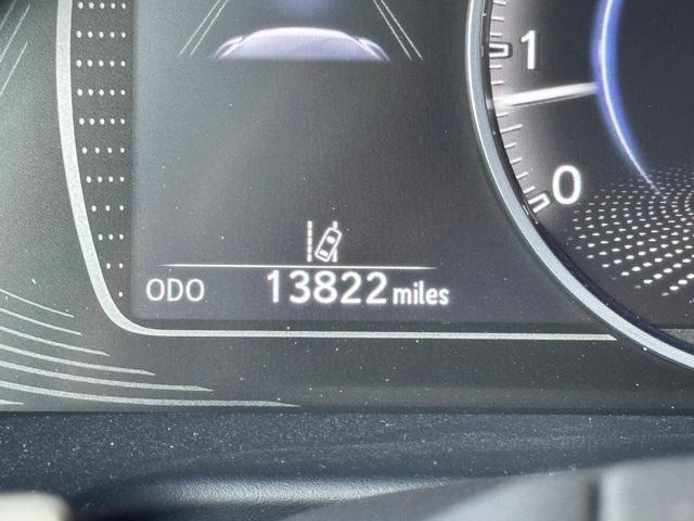 Photo of 2022 Eminent White Pearl Lexus ES 350