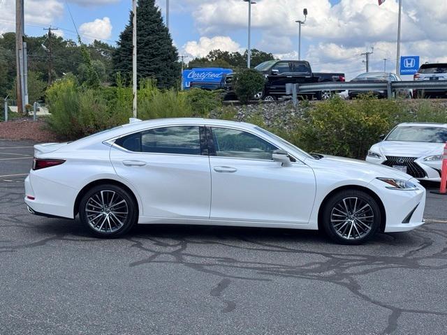 Photo of 2022 Eminent White Pearl Lexus ES 350