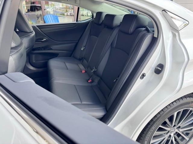 Photo of 2022 Eminent White Pearl Lexus ES 350
