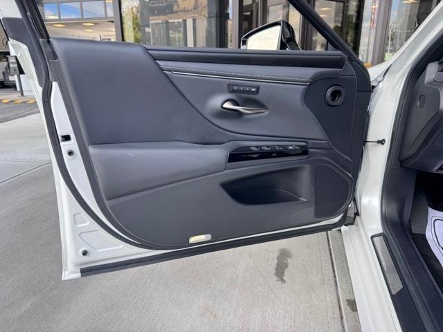 Photo of 2022 Eminent White Pearl Lexus ES 350