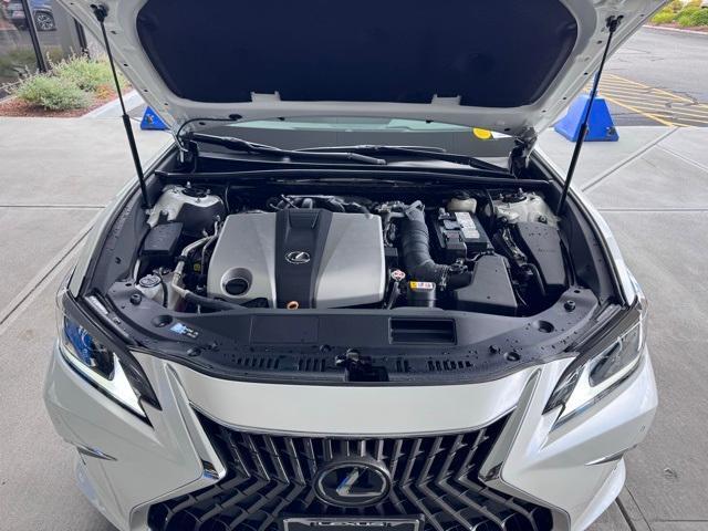 Photo of 2022 Eminent White Pearl Lexus ES 350