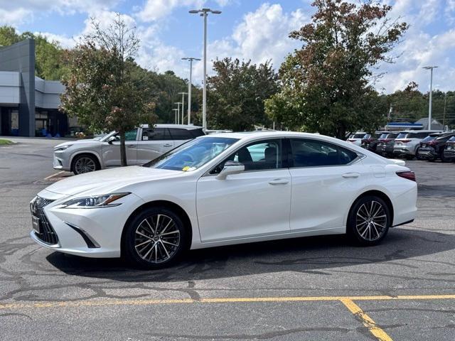Photo of 2022 Eminent White Pearl Lexus ES 350