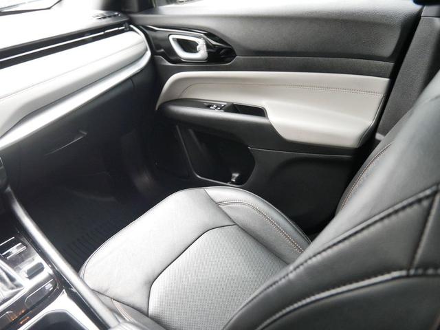 Photo of 2023 Bright White Clearcoat Jeep Compass
