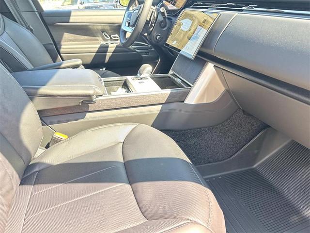 Photo of 2025 Ostuni Pearl White Land Rover Range Rover
