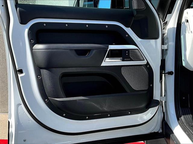 Photo of 2022 Fuji White Land Rover Defender