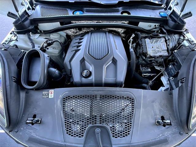 Photo of 2025 White Porsche Macan
