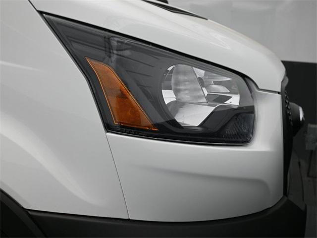 Photo of 2025 Oxford White Ford Transit-250
