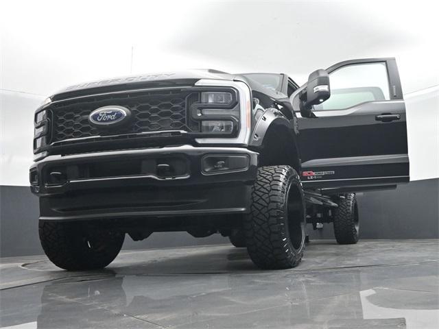 Photo of 2023 Agate Black Metallic Ford F-250