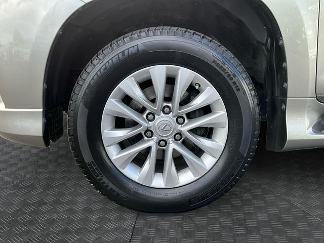 Photo of 2023 Atomic Silver Lexus GX 460