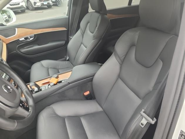 Photo of 2024 Crystal White Metallic Volvo XC90