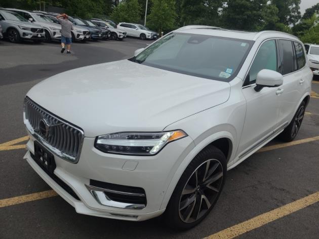Photo of 2024 Crystal White Metallic Volvo XC90