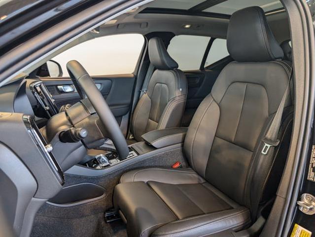 Photo of 2025 Onyx Black Metallic Volvo XC40