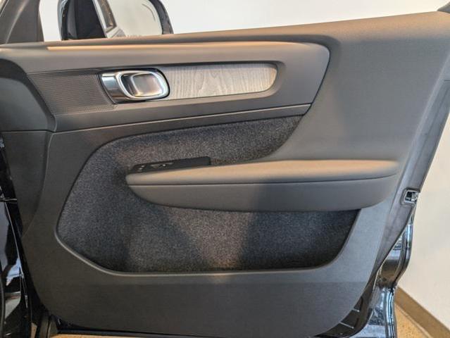 Photo of 2025 Onyx Black Metallic Volvo XC40