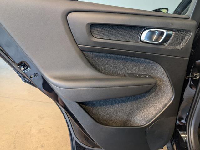 Photo of 2025 Onyx Black Metallic Volvo XC40
