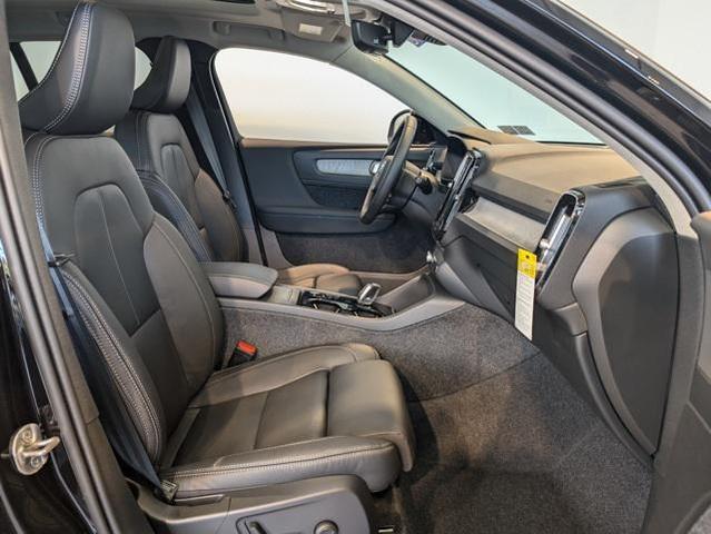 Photo of 2025 Onyx Black Metallic Volvo XC40