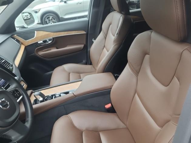 Photo of 2024 Crystal White Metallic Volvo XC90