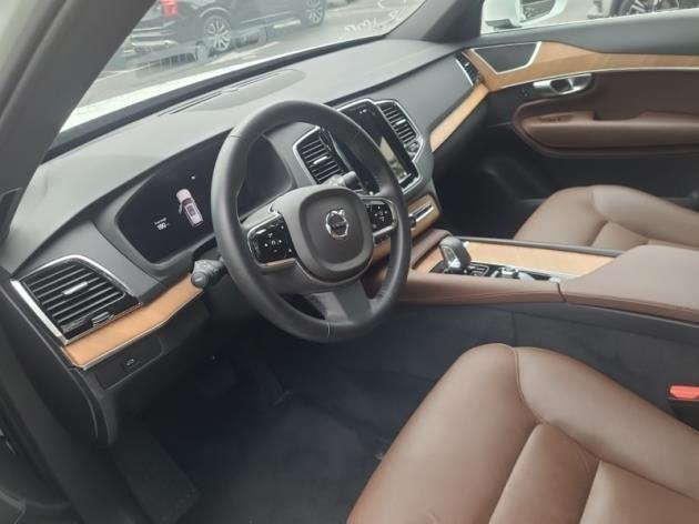 Photo of 2024 Crystal White Metallic Volvo XC90