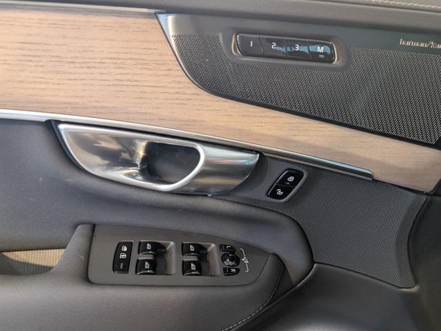 Photo of 2026 Onyx Black Metallic Volvo XC90