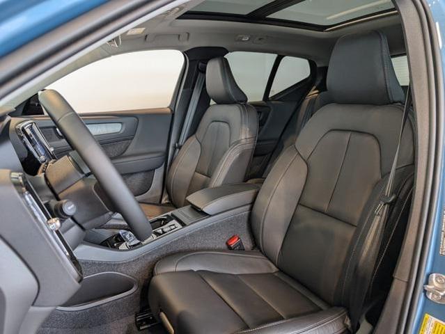 Photo of 2025 Blue Volvo XC40