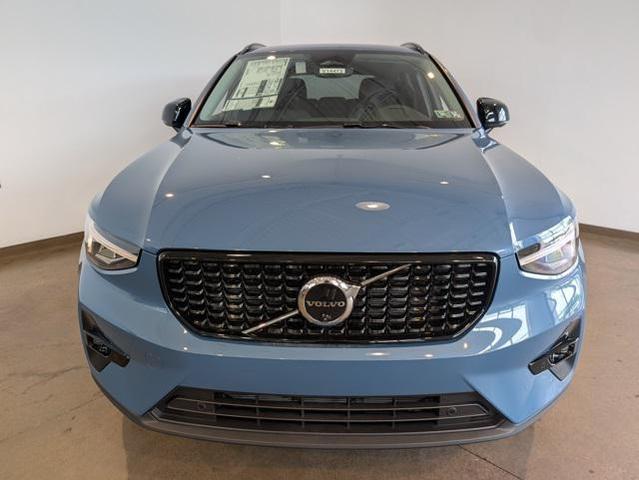 Photo of 2025 Blue Volvo XC40