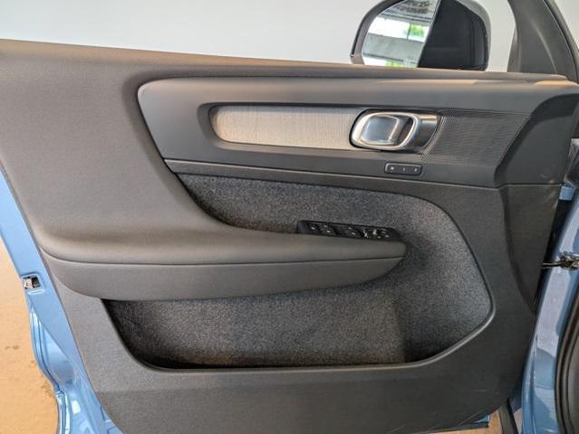Photo of 2025 Blue Volvo XC40
