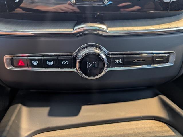 Photo of 2025 Onyx Black Metallic Volvo XC60