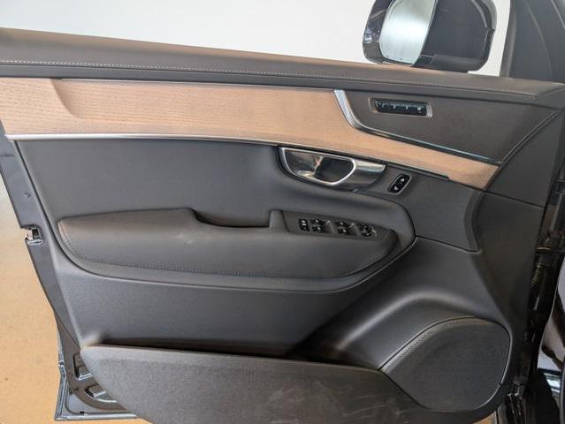 Photo of 2025 Onyx Black Metallic Volvo XC90