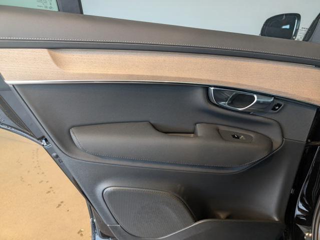Photo of 2025 Onyx Black Metallic Volvo XC90