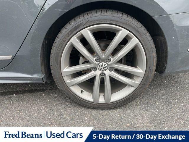 Photo of 2017 Urano Gray Volkswagen Passat