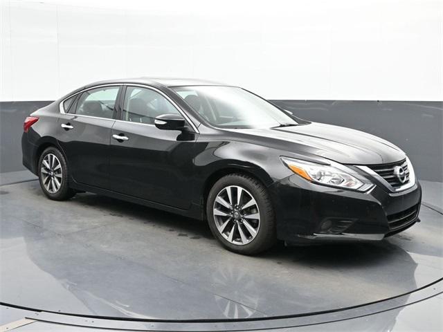 Photo of 2017 Super Black Clearcoat Nissan Altima