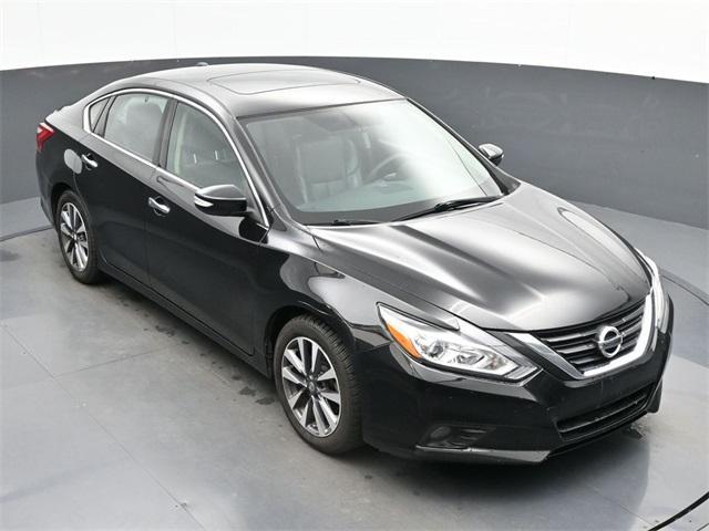 Photo of 2017 Super Black Clearcoat Nissan Altima