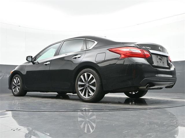 Photo of 2017 Super Black Clearcoat Nissan Altima