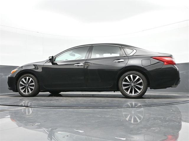 Photo of 2017 Super Black Clearcoat Nissan Altima