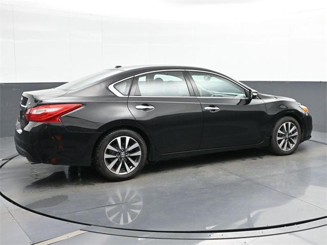 Photo of 2017 Super Black Clearcoat Nissan Altima