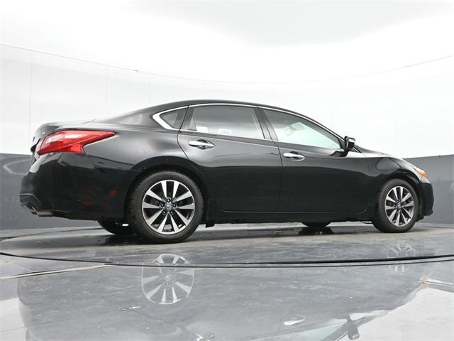 Photo of 2017 Super Black Clearcoat Nissan Altima