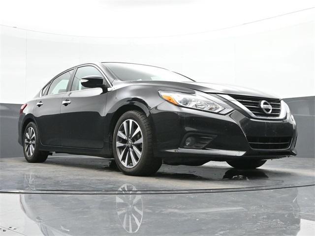 Photo of 2017 Super Black Clearcoat Nissan Altima