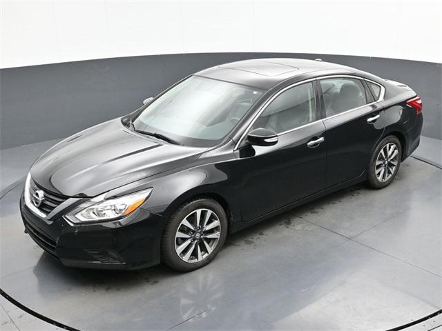 Photo of 2017 Super Black Clearcoat Nissan Altima
