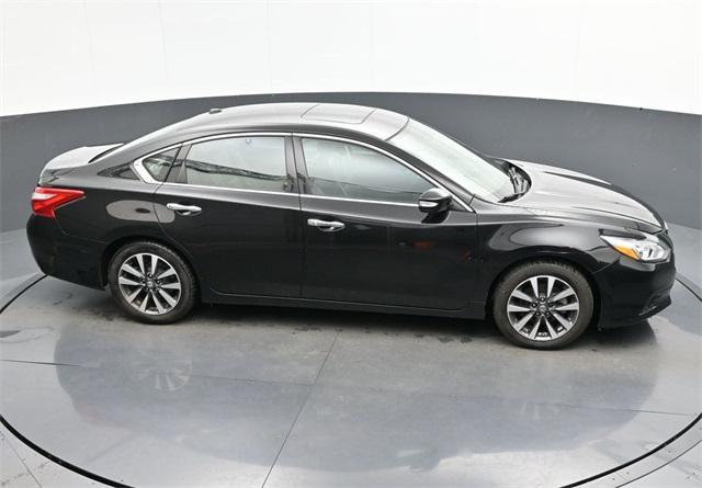 Photo of 2017 Super Black Clearcoat Nissan Altima