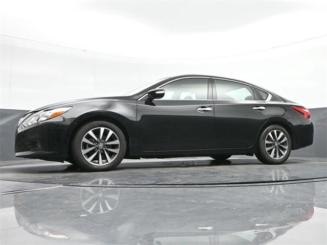 Photo of 2017 Super Black Clearcoat Nissan Altima