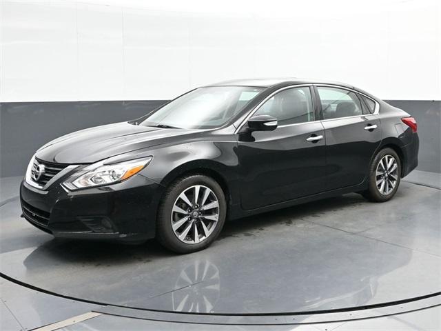 Photo of 2017 Super Black Clearcoat Nissan Altima