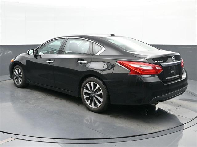 Photo of 2017 Super Black Clearcoat Nissan Altima