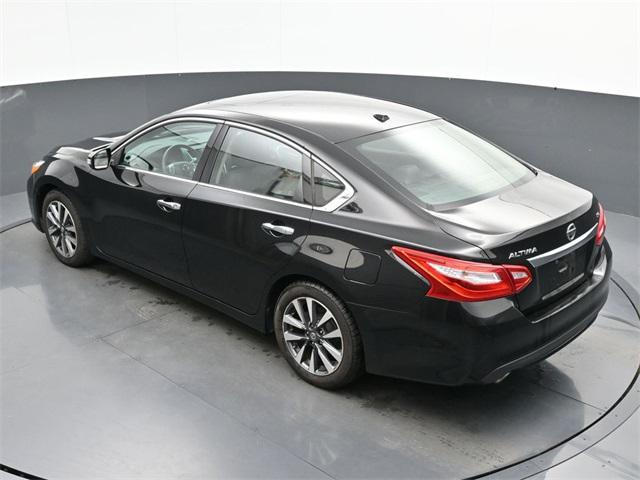 Photo of 2017 Super Black Clearcoat Nissan Altima