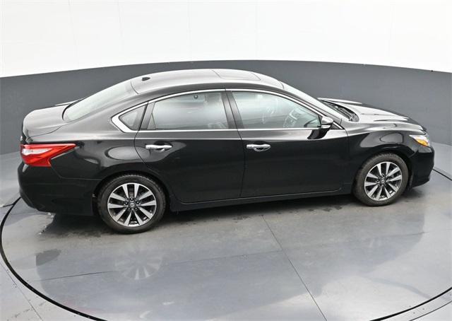 Photo of 2017 Super Black Clearcoat Nissan Altima
