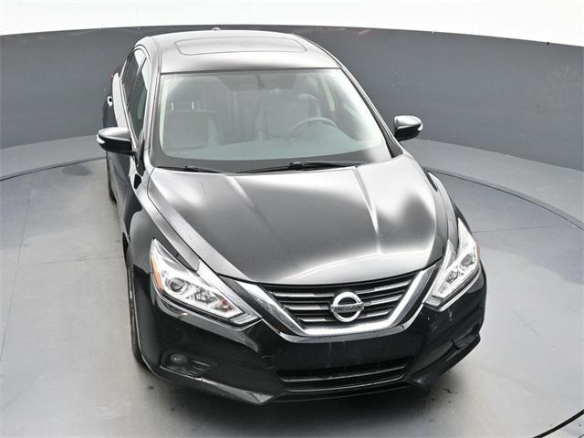 Photo of 2017 Super Black Clearcoat Nissan Altima