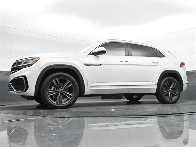Photo of 2022 Oryx White Pearl Volkswagen Atlas Cross Sport