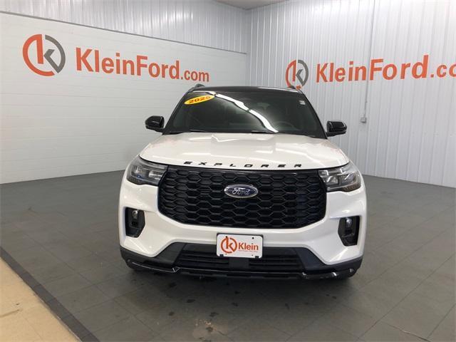 Photo of 2025 White Metallic Ford Explorer